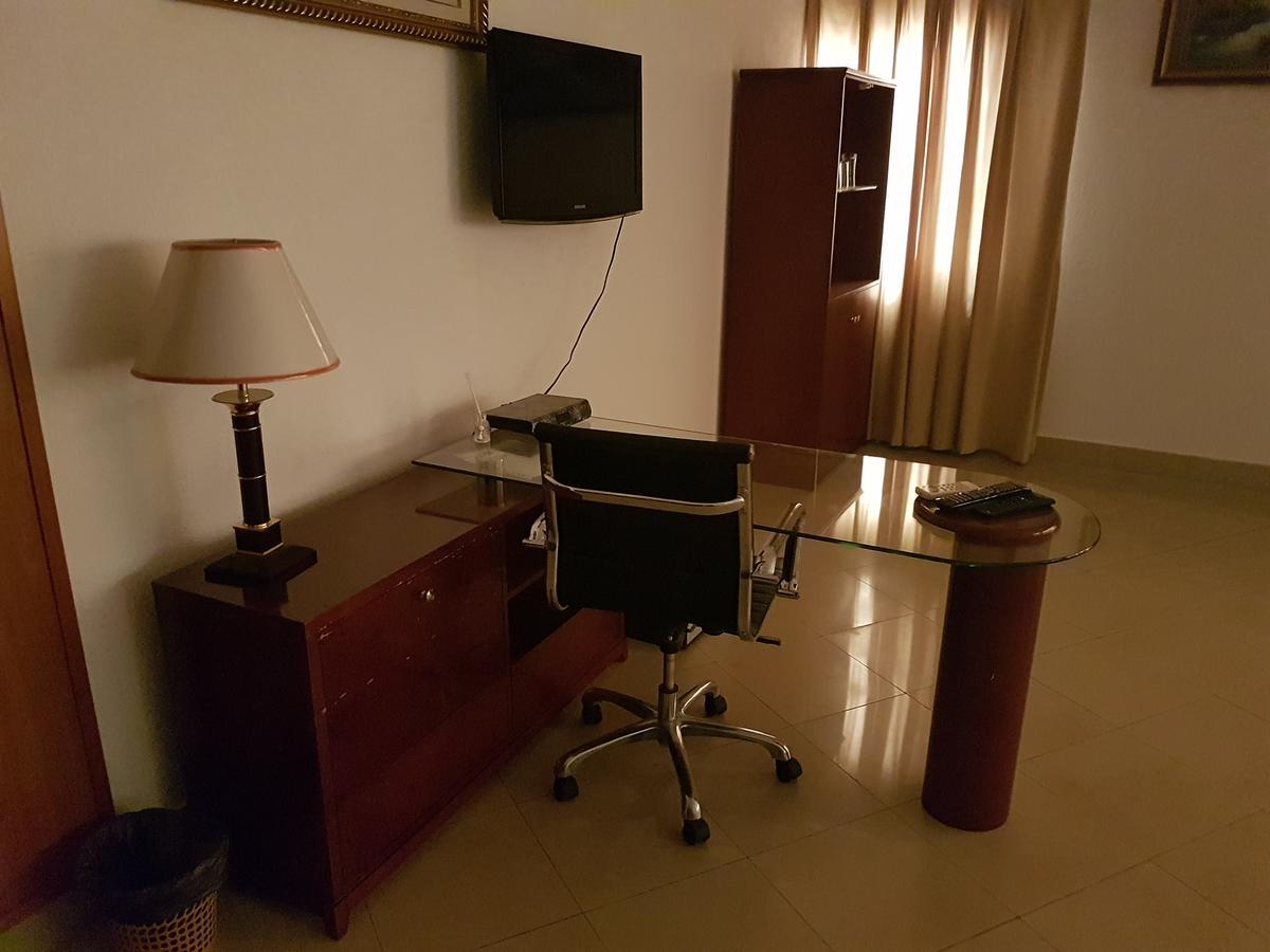 Palace Hotel Ουαγκαντουγκού Εξωτερικό φωτογραφία