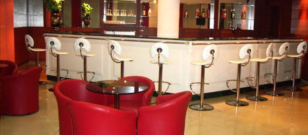 Palace Hotel Ουαγκαντουγκού Εξωτερικό φωτογραφία